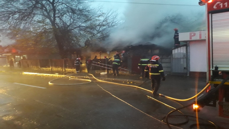 Incendiu violent în Buzău. Șase persoane, evacuate